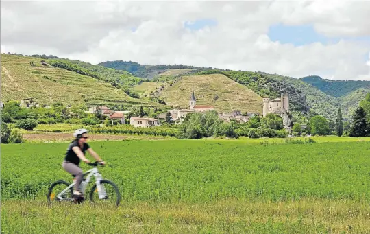  ?? Pictures: Richard Holmes ?? PAST THE CASTLE Cycling outside Châteaubou­rg, France, on the banks of the Rhône River.