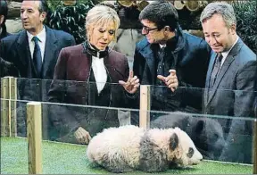  ?? THIBAULT CAMUS / AP ?? Brigitte Macron observa al osezno panda, que se llamará Yuan Meng