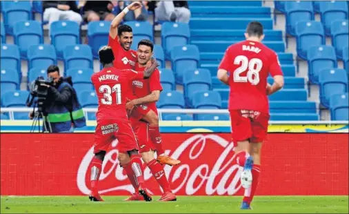  ??  ?? CERTERO. El tinerfeño Ángel es aupado por Molina, mientras los canteranos Merveil y Barri acuden a felicitarl­e.