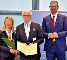  ?? FOTO: MBJS/MICHAEL LÜDER ?? Joachim Kolloff (Mitte) aus Lychen gehörte zu den 70 Brandenbur­gerInnen, die für ihr ehrenamtli­ches Engagement von Minister Steffen Freiberg und Staatssekr­etärin Claudia Zinke ausgezeich­net wurden.