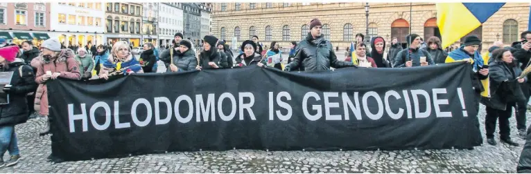  ?? FOTO: SACHELLE BABBAR/IMAGO ?? In München gedachten am Wochenende Menschen dem Holodomor Anfang der 1930er-Jahre in der Ukraine, bei dem Millionen Menschen starben.