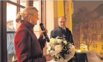  ?? FOTO: LARISSA SCHÜTZ ?? Frisch gewählt und strahlend richtet Susanne Irion die ersten Worte als neue künftige Bürgermeis­terin an die Trossinger Bürger.