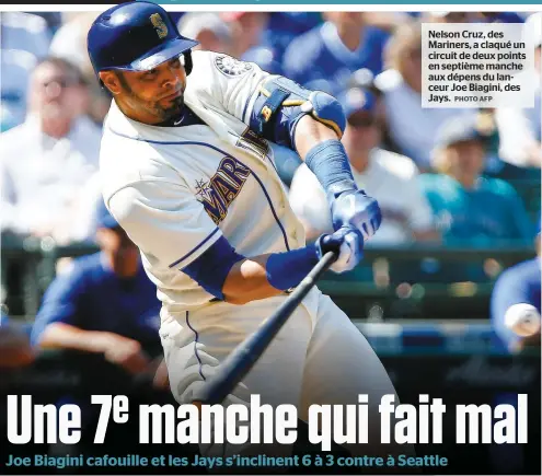  ?? PHOTO AFP ?? Nelson Cruz, des Mariners, a claqué un circuit de deux points en septième manche aux dépens du lanceur Joe Biagini, des Jays.