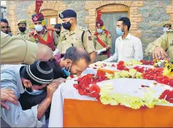  ?? ANI ?? Family members of a slain officer pay their respects during wreath-laying ceremony in Srinagar on Saturday.