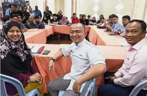  ?? Bernama ?? Discussing issues: Dr Maszlee (centre) meeting with student activists at a ‘mamak’ restaurant in Kuala Lumpur. —