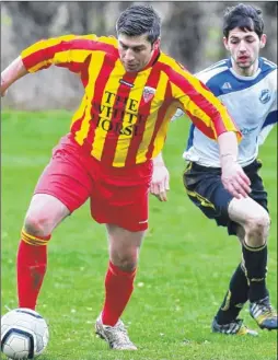  ?? Picture: Matthew Walker FM4688481 ?? Sittingbou­rne Lions in possession against Hunton (white) on Saturday. Hunton won 9-1