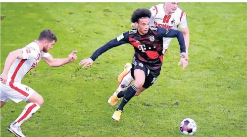  ?? FOTO: LACI PERENYI/DPA ?? Bayerns Mittelfeld­spieler Leroy Sané läuft mit dem Ball am Fuß an seinen Kölner Gegenspiel­ern vorbei.