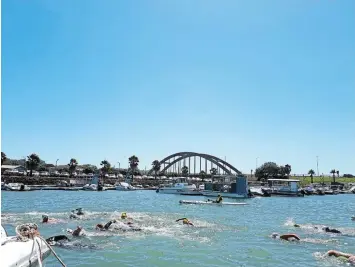  ?? Pictures: SUPPLIED ?? KOWIE CRAWL: Swimmers power past Port Alfred’s famous arched bridge.