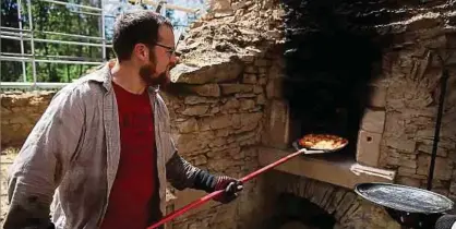  ?? ?? André Kirsch, von Beruf Archäologe und in seiner Freizeit Pizzabäcke­r, ist sich zu 95 Prozent sicher, dass der Ofen damals genau so ausgesehen hat, wie er nun wieder aufgebaut wurde.