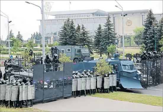  ?? TATYANA ZENKOVICH / EFE ?? Un grupo de manifestan­tes llegó a las puertas de la residencia de Alexánder Lukashenko, donde un muro policial les detuvo