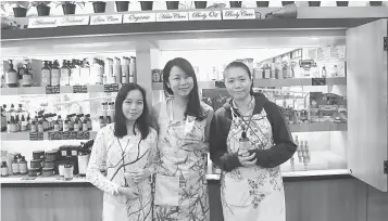  ??  ?? Su posing with her team in front of their kiosk store at VivaCity Megamall, Kuching.