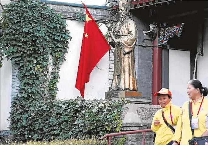  ?? REUTERS/Jason Lee ?? Estatua del jesuita italiano Matteo Ricci, a la entrada de una iglesia católica del sur de Pekín en septiembre de 2018