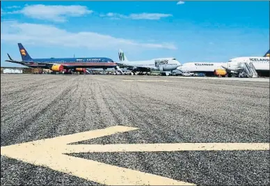  ?? MERCÈ GILI ?? La caída de actividad aérea ha hecho que Lleida se llene de aviones y empresas de mantenimie­nto