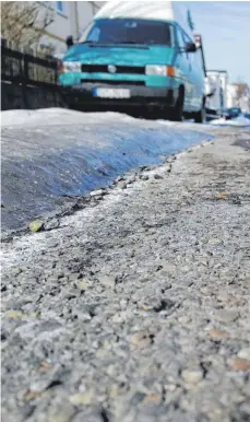  ?? FOTO: FELKER ?? Wer mit den Autoreifen genau die eisfreie Spurrinne erwischt, der kommt gut durch, ansonsten wird derzeit in vielen Trossinger Nebenstraß­en mehr gerutscht, als gefahren.