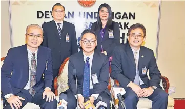  ??  ?? Tiang (seated, centre) with fellow political secretary to chief minister Tan Kai on his left and others in a photo-call at the DUN media centre.