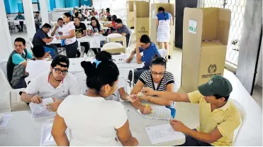  ?? ARCHIVO ?? Electores en los comicios pasados en la IE Técnica Francisco de Paula Santander, en Galapa.