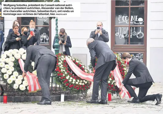  ?? PHOTO AFP ?? Wolfgang Sobotka, président du Conseil national autrichien, le président autrichien, Alexander van der Bellen, et le chancelier autrichien, Sebastian Kurz, ont rendu un hommage aux victimes de l’attentat, hier.