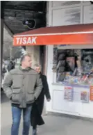  ??  ?? Svi su jučer malo zastali pokraj kioska gdje je uplaćen dobitni listić