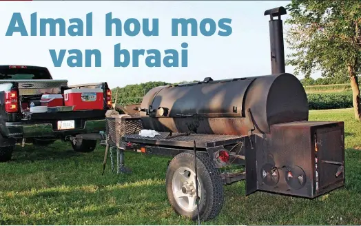  ??  ?? Met hierdie bielie van ’n braaitoest­el bied Mark en Tera Dey vleisbraai­e aan. Op dié toestel kan hulle tot 30 groot biefstukke op ’n slag gaarmaak.