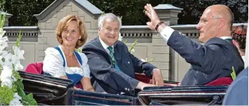  ?? Archivfoto: Peter Fastl ?? Im Jahr 2013 war Ministerpr­äsident Horst Seehofer mit seiner Frau Karin zu Gast beim Plärrerumz­ug. Er saß in der Kutsche mit Oberbürger­meister Kurt Gribl.