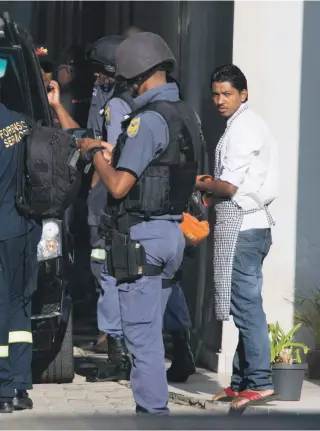  ?? Reuters ?? Police at the home of the Gupta family in Johannesbu­rg, South Africa