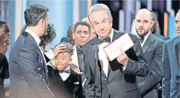  ??  ?? Al leer el sobre equivocado, el actor Warren Beatty nombró como la ganadora a Mejor película a La la land , premio que en realidad correspond­ía a Moonlight.