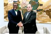  ?? ?? وزير التجارة مع رئيس البنك الإفريقى للتنمية