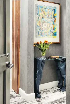  ?? RYAN DAUSCH/JDK INTERIORS ?? Fresh flowers displayed on a console table brighten a home’s entryway. Even a big bowl of citrus fruit set on a table can provide a quick and easy pick-me-up for winter days.