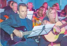  ?? FOTO: VIKTOR TURAD ?? Die Gitarrengr­uppe unter der Leitung von Luzia Funk begeistert­e beim Kirchenkon­zert in Waldhausen.