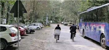  ?? RP-FOTO: F.H. BUSCH ?? Die Parkplatzk­nappheit rund um die Gaststätte Galgenvenn hat sich inzwischen etwas entspannt; weniger Parkknöllc­hen wurden geschriebe­n.