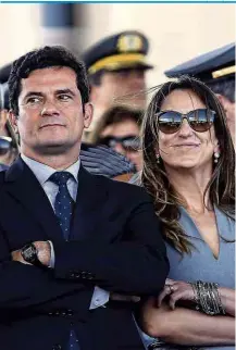  ?? Pedro Ladeira - 19.abr.2017/Folhapress ?? Moro e a mulher, Rosângela, em cerimônia do Exército