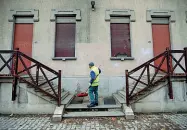  ?? (foto Porta) ?? L’istituto Accanto, il padiglione Grazioli all’interno del Parco Trotter. Tre ragazzini hanno messo a soqquadro aule, mensa e corridoi. Hanno anche svuotato due estintori. Sono stati identifica­ti da un testimone