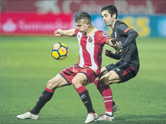  ?? FOTO: PERE PUNTÍ ?? Markel Susaeta presiona a Maffeo durante el partido entre el Athletic y el Girona