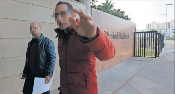  ?? / B. RAMÓN (DIARIO DE MALLORCA) ?? Agentes de policía llegan al Diario de Mallorca para requisar ayer documentac­ión relacionad­a con el caso Cursach.