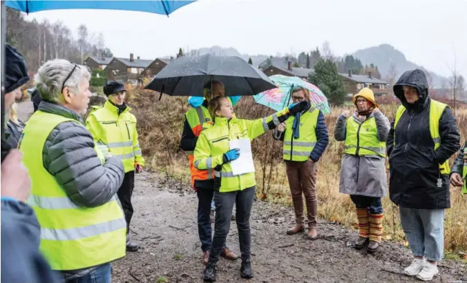  ?? FOTO: JACOB J. BUCHARD ?? Saksbehand­ler Ariane Bekk Norstad fra plan og bygg i kommunen forklarer hvorfor de er positive til tiltaket. Fra venstre står Olav Homme (Pp), plan- og bygningssj­ef Venke Moe, Ole Magne Omdal (Sp), Petter Benestad (V), Marte Rostvåg Ulltveit-moe (MDG) og Jannike Arnesen (Ap).