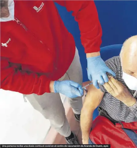  ??  ?? Una persona recibe una dosis contra el covid en el centro de vacunación de Aranda de Duero, ayer.