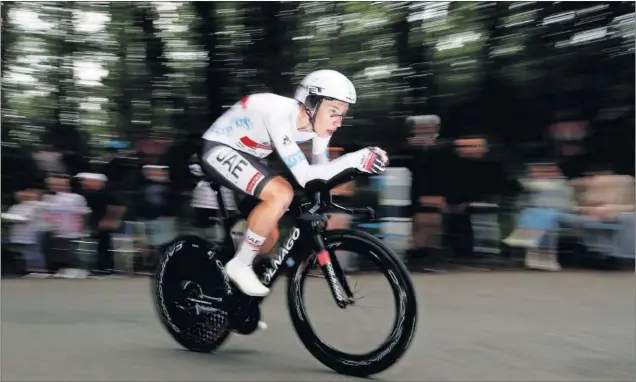  ??  ?? Tadej Pogacar rueda en la quinta etapa del Tour de Francia, una contrarrel­oj individual de 27 kilómetros entre Changé y Laval.