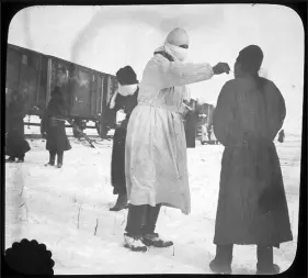  ?? HARVARD UNIVERSITY, COUNTWAY LIBRARY OF MEDICINE VIA THE NEW YORK TIMES ?? Dr. Wu Lien-teh is pictured at left in 1911 at a headquarte­rs set up in Harbin, China. Wu helped change the course of the Manchurian Plague in the early 20th century and promoted the use of masks as a public health tool. Above, a health worker takes temperatur­es of suspected plague patients in Harbin during the health crisis.