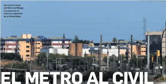  ??  ?? Uno de los trenes del Metro de Málaga a su paso por el tramo en superficie de la Universida­d.