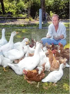  ?? Foto: Weißfuß, Imago ?? Er liebt die Natur: Schlager Legende Michael Holm daheim vor seinem Haus mit Hüh nern und Gänsen.