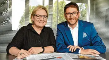  ?? Foto: Silvio Wyszengrad ?? Andrea Kümpfbeck, Chefredakt­ion, und Andreas Schmuttere­r, Verlagslei­tung.