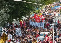  ?? (Photos J.S-G.A.) ?? Sur le sol, les manifestan­ts ont représenté des corps avec la mention « Déportés ». Dans le cortège de milliers de personnes, beaucoup brandissai­ent des banderoles et affiches avec des slogans aiguisés. Le tout sous le regard attentif des policiers et carabinier­s italiens. Parmi ceux qui ont pris le micro, un migrant malien critique à l’égard de la politique italienne.