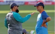  ?? (AFP) ?? Pakistan coach Saqlain Mushtaq (L) talks with his Indian counterpar­t Rahul Dravid before their Asia Cup Super Four match in Dubai