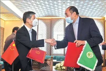  ?? XINHUA ?? Chinese Ambassador to Egypt Liao Liqiang (left) shakes hands with Hossam Zaki, the Arab League’s assistant secretary-general, during a reception ceremony of the Chinese CoVID-19 vaccines on Thursday in Cairo, Egypt.