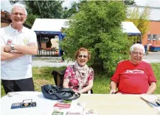  ??  ?? Auch TSV Vorsitzend­er Klaus Laske (rechts) half den ganzen Tag an den verschiede nen Stationen mit und freute sich sichtlich über die angenehme Atmosphäre, die Be sucher und vor allem die zahlreich erschienen­en Kinder.