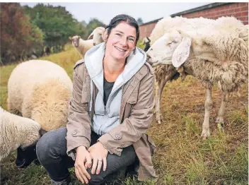  ?? RP-FOTO: HANS-JÜRGEN BAUER ?? Schäferin Ramona Kempkes sind ihre Schafe, die am Brückerbac­h weiden, ans Herz gewachsen.