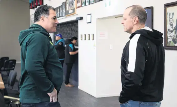  ?? PHOTO: GETTY IMAGES ?? Kangaroos coach Mal Meninga (left) and Kiwis coach Michael Maguire chat at the coaches’ breakfast at the Mangere East Rugby League Club in Auckland yesterday.