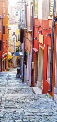  ?? Foto: janoka82, Fotolia.com ?? Durch bunte, verwinkelt­e Gässchen geht es in Rovinj bergauf zur Ba silika, in der die Schutzheil­ige Euphemia begraben liegt.