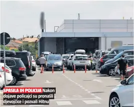  ??  ?? SPASILA IH POLICIJA Nakon dojave policajci su pronašli djevojčice i pozvali Hitnu