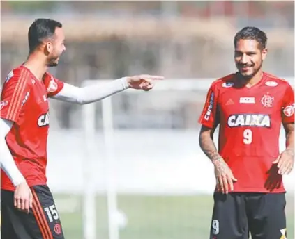  ?? GILVAN DE SOUZA / FLAMENGO ?? Ele é o cara! O capitão Réver aponta para Guerrero durante o último treino antes do jogo contra o Inter